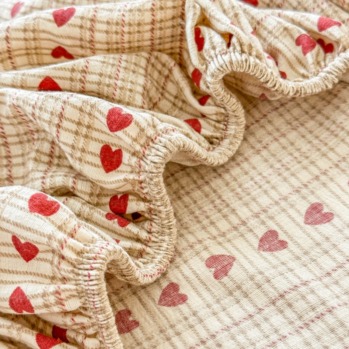 91家纺网 家纺一手货源 找家纺 温眠家纺 2025春夏新款云感棉双层纱床笠单床笠枕套三件套场景二 相思红豆