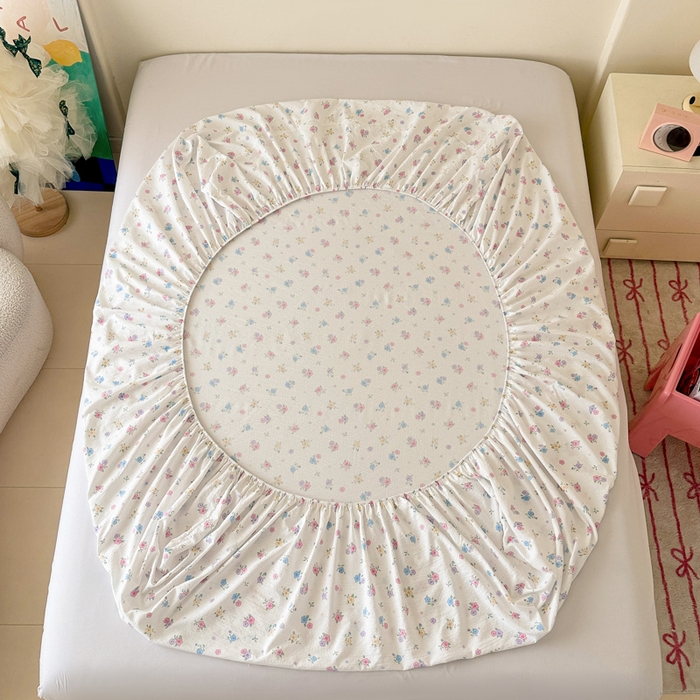 91家纺网 家纺一手货源 找家纺 温眠家纺 2025春夏新款云感棉双层纱床笠单床笠枕套三件套场景二 铃兰春信