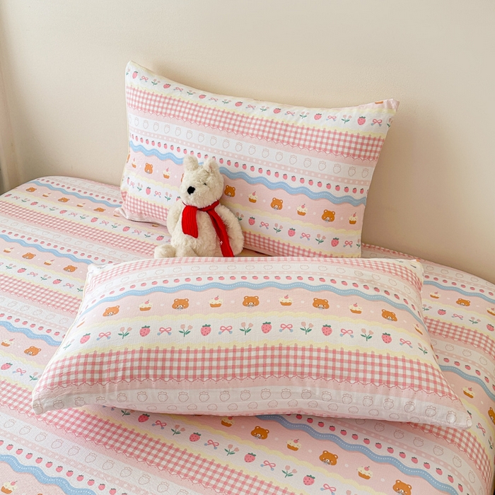 91家纺网 家纺一手货源 找家纺 温眠家纺 2025春夏新款云感棉双层纱床笠单床笠枕套三件套场景二 草莓蛋糕