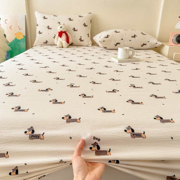 91家纺网 家纺一手货源 找家纺 温眠家纺 2025春夏新款云感棉双层纱床笠单床笠枕套三件套场景二 腊肠狗