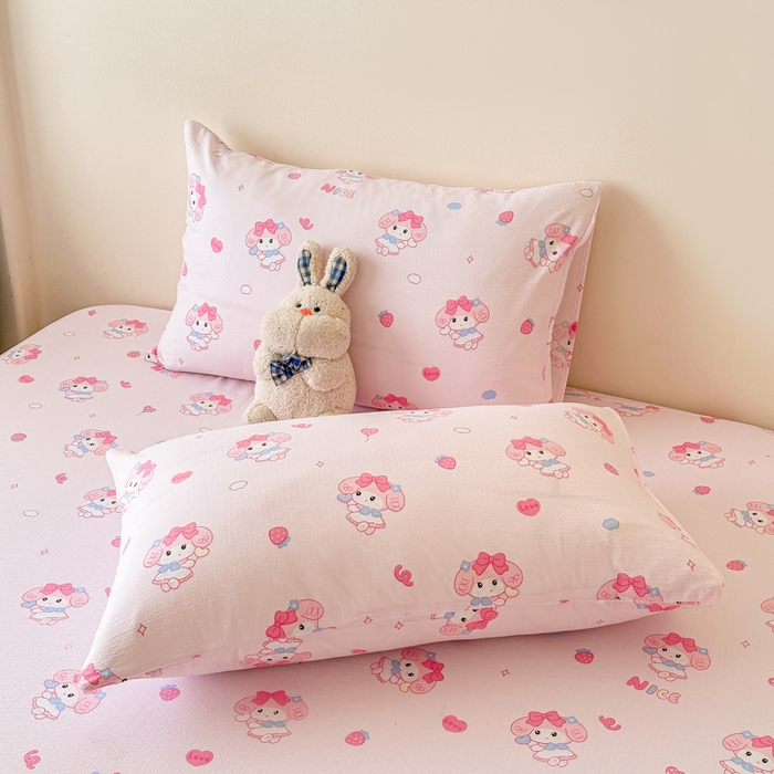 91家纺网 家纺一手货源 找家纺 温眠家纺 2025春夏新款云感棉双层纱床笠单床笠枕套三件套场景二 莓乐蒂