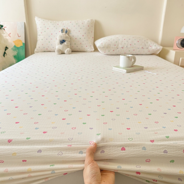 91家纺网 家纺一手货源 找家纺 温眠家纺 2025春夏新款云感棉双层纱床笠单床笠枕套三件套场景二 浪漫邂逅