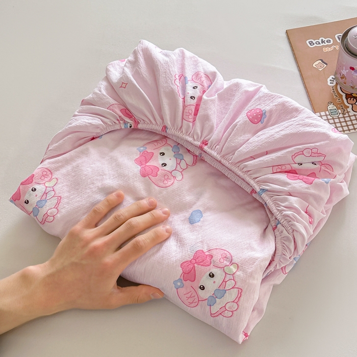 91家纺网 家纺一手货源 找家纺 温眠家纺 2025春夏新款云感棉双层纱床笠单床笠枕套三件套场景二 莓乐蒂