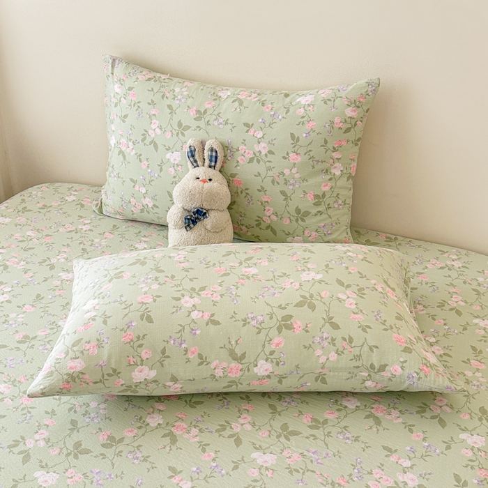 91家纺网 家纺一手货源 找家纺 温眠家纺 2025春夏新款云感棉双层纱床笠单床笠枕套三件套场景二 木槿绿