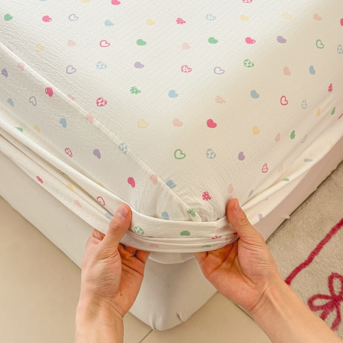 91家纺网 家纺一手货源 找家纺 温眠家纺 2025春夏新款云感棉双层纱床笠单床笠枕套三件套场景二 浪漫邂逅