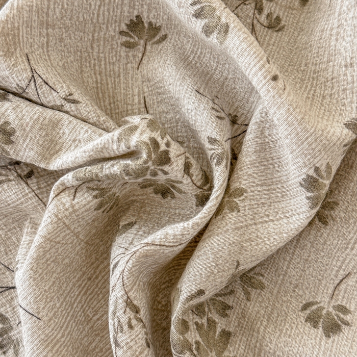 91家纺网 家纺一手货源 找家纺 温眠家纺 2025春夏新款云感棉双层纱床笠单床笠枕套三件套场景二 秋风萧瑟