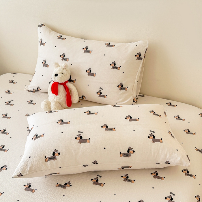 91家纺网 家纺一手货源 找家纺 温眠家纺 2025春夏新款云感棉双层纱床笠单床笠枕套三件套场景二 腊肠狗