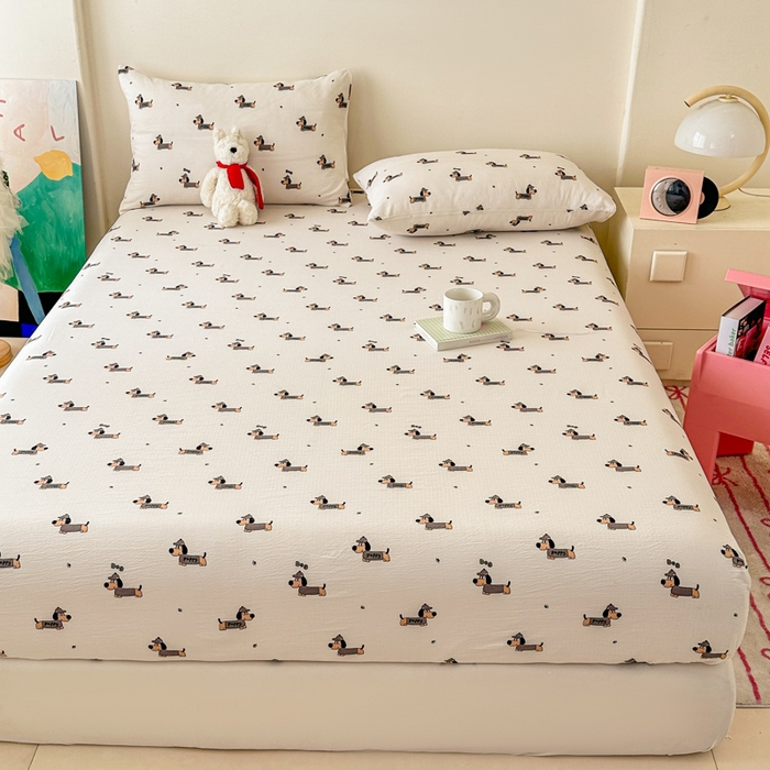 91家纺网 家纺一手货源 找家纺 温眠家纺 2025春夏新款云感棉双层纱床笠单床笠枕套三件套场景二 腊肠狗