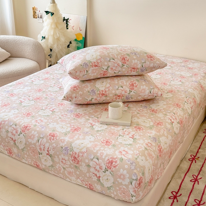 91家纺网 家纺一手货源 找家纺 温眠家纺 2025春夏新款云感棉双层纱床笠单床笠枕套三件套场景二 国色芳华