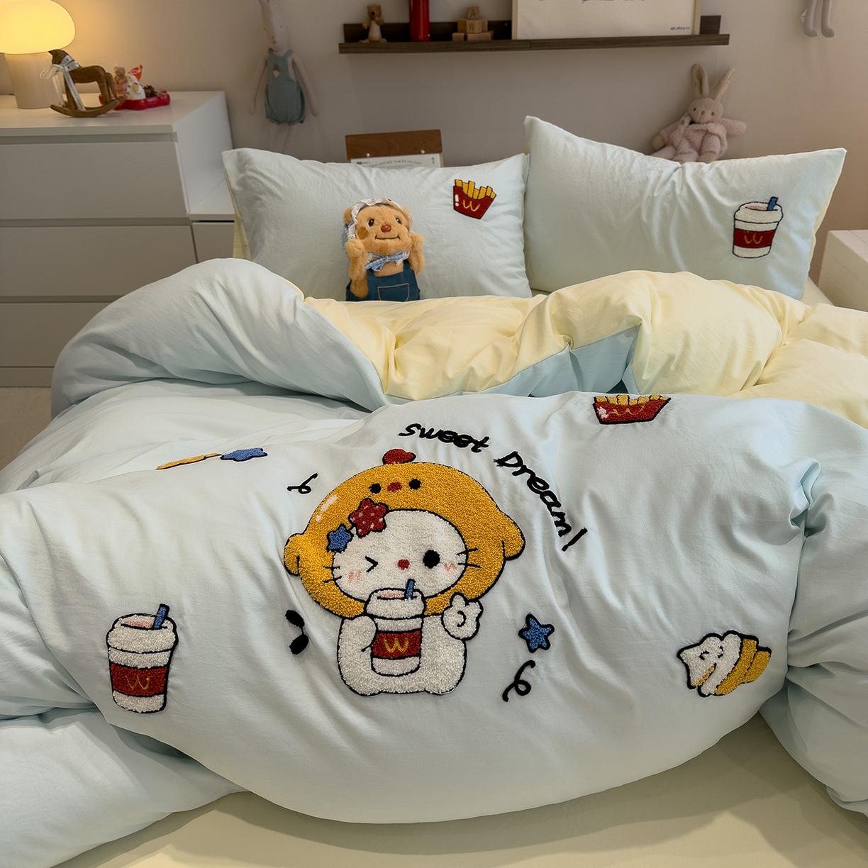 91家纺网 家纺一手货源 找家纺 曼谷家纺 2026新款卡通水洗棉毛巾绣四件套被套 可乐薯条-薄荷芝士