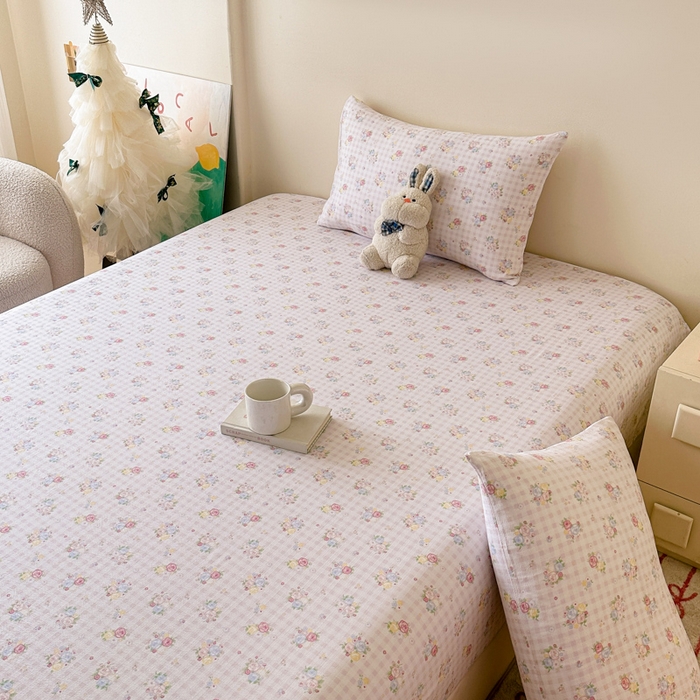 91家纺网 家纺一手货源 找家纺 温眠家纺 2025春夏新款云感棉双层纱床笠单床笠枕套三件套场景二 花漾甜心