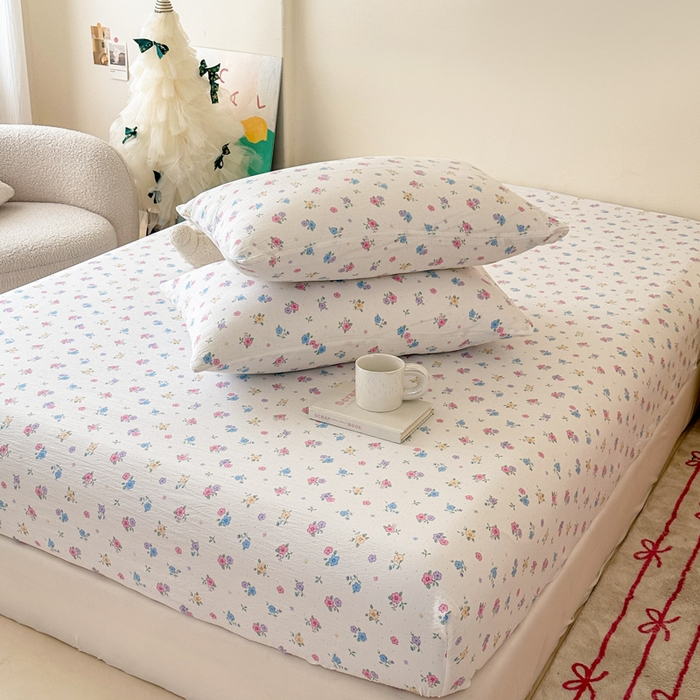 91家纺网 家纺一手货源 找家纺 温眠家纺 2025春夏新款云感棉双层纱床笠单床笠枕套三件套场景二 铃兰春信