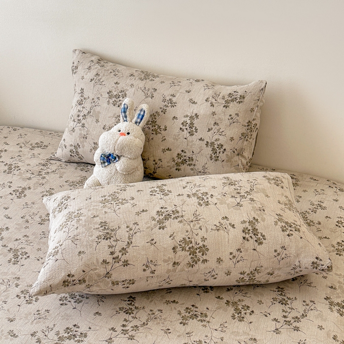 91家纺网 家纺一手货源 找家纺 温眠家纺 2025春夏新款云感棉双层纱床笠单床笠枕套三件套场景二 秋风萧瑟