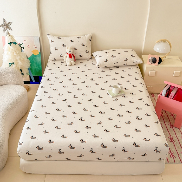 91家纺网 家纺一手货源 找家纺 温眠家纺 2025春夏新款云感棉双层纱床笠单床笠枕套三件套场景二 腊肠狗