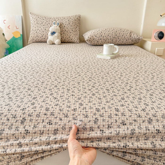 91家纺网 家纺一手货源 找家纺 温眠家纺 2025春夏新款云感棉双层纱床笠单床笠枕套三件套场景二 失约温柔