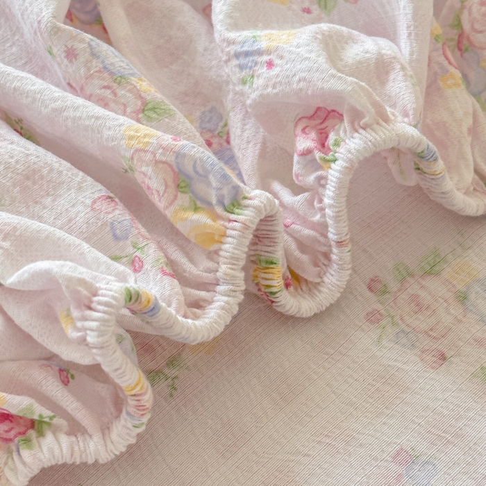 91家纺网 家纺一手货源 找家纺 温眠家纺 2025春夏新款云感棉双层纱床笠单床笠枕套三件套场景二 花漾甜心