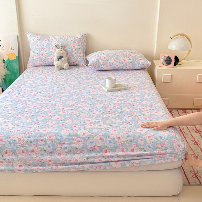 91家纺网 家纺一手货源 找家纺 温眠家纺 2025春夏新款云感棉双层纱床笠单床笠枕套三件套场景二 晚香玉