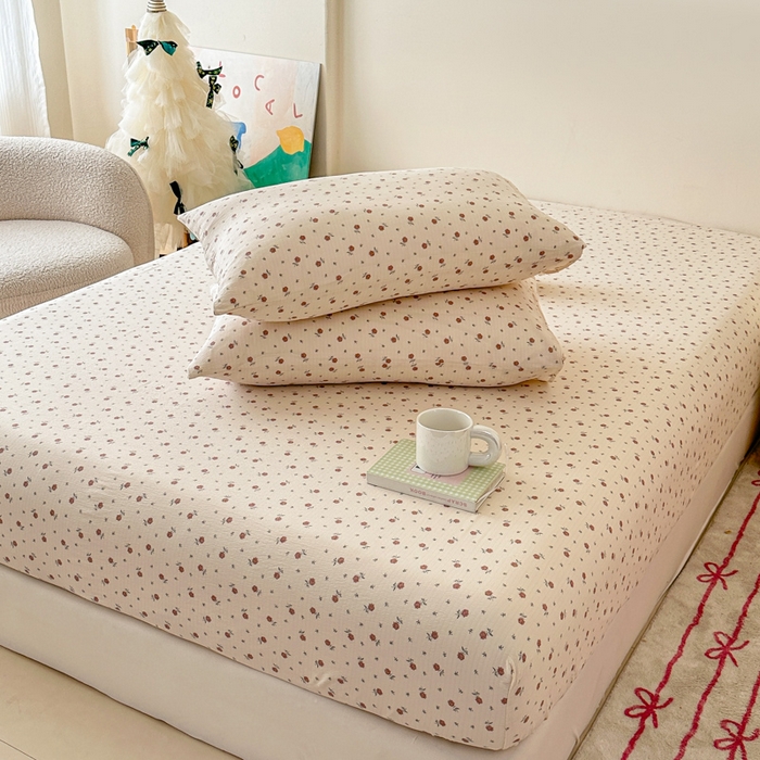 91家纺网 家纺一手货源 找家纺 温眠家纺 2025春夏新款云感棉双层纱床笠单床笠枕套三件套场景二 旧梦难续