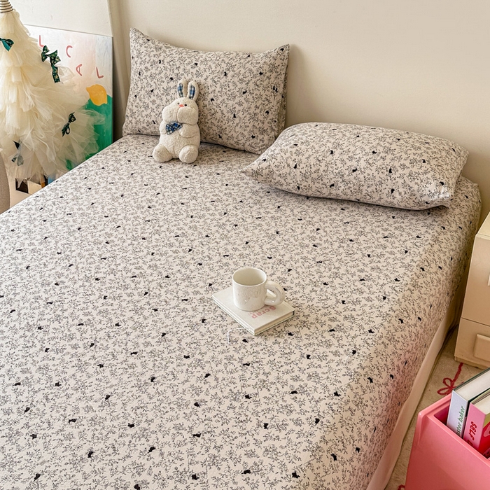 91家纺网 家纺一手货源 找家纺 温眠家纺 2025春夏新款云感棉双层纱床笠单床笠枕套三件套场景二 兔与晚风