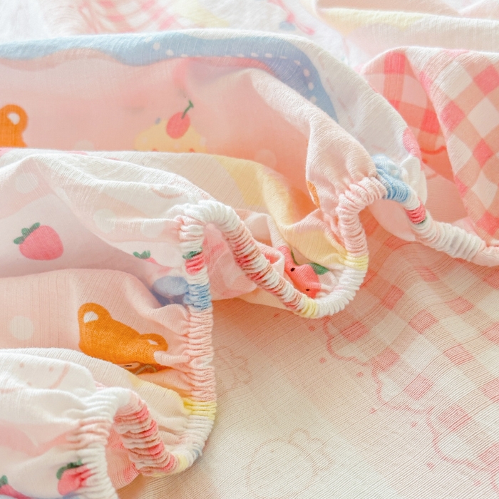 91家纺网 家纺一手货源 找家纺 温眠家纺 2025春夏新款云感棉双层纱床笠单床笠枕套三件套场景二 草莓蛋糕