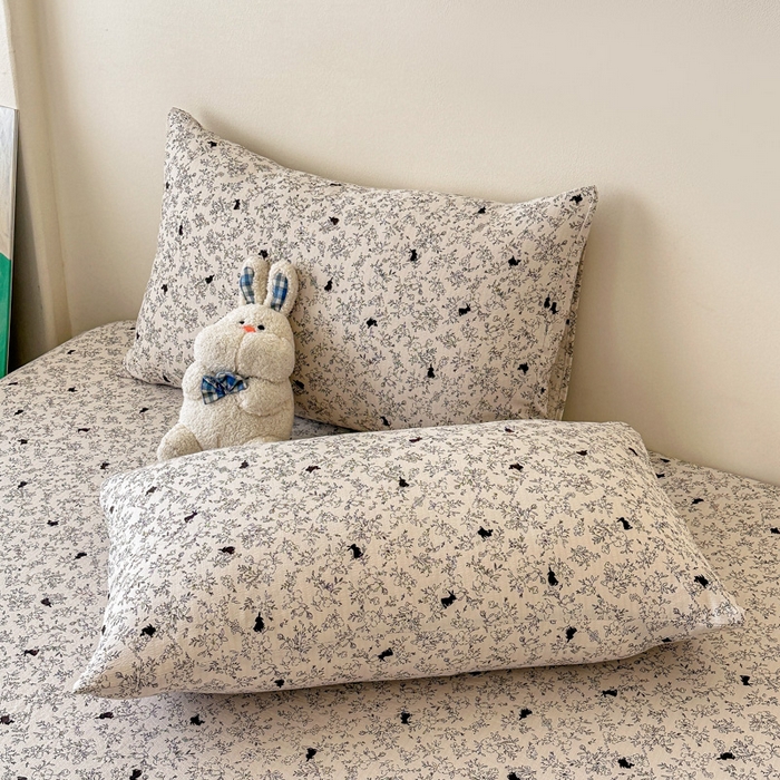 91家纺网 家纺一手货源 找家纺 温眠家纺 2025春夏新款云感棉双层纱床笠单床笠枕套三件套场景二 兔与晚风