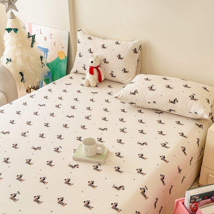 91家纺网 家纺一手货源 找家纺 温眠家纺 2025春夏新款云感棉双层纱床笠单床笠枕套三件套场景二 腊肠狗