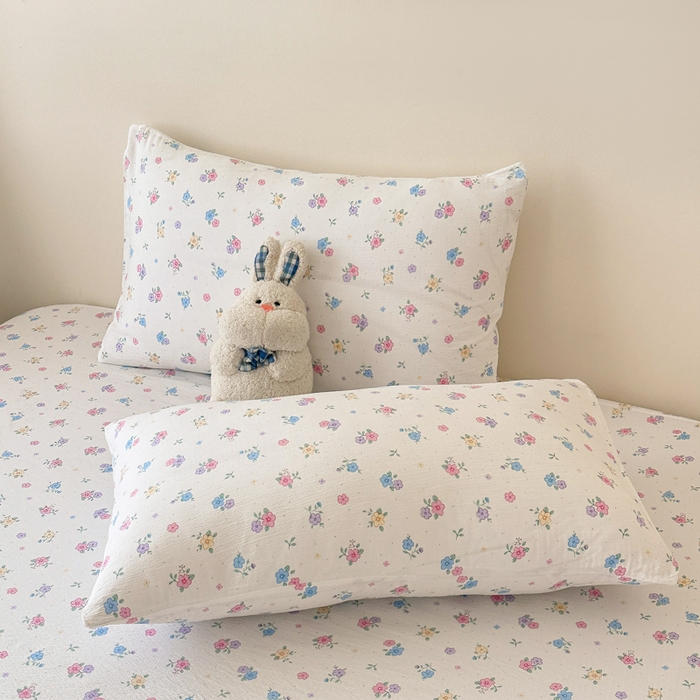 91家纺网 家纺一手货源 找家纺 温眠家纺 2025春夏新款云感棉双层纱床笠单床笠枕套三件套场景二 铃兰春信