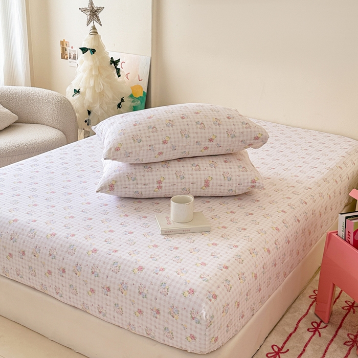 91家纺网 家纺一手货源 找家纺 温眠家纺 2025春夏新款云感棉双层纱床笠单床笠枕套三件套场景二 花漾甜心