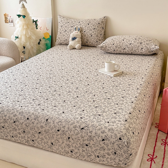 91家纺网 家纺一手货源 找家纺 温眠家纺 2025春夏新款云感棉双层纱床笠单床笠枕套三件套场景二 兔与晚风