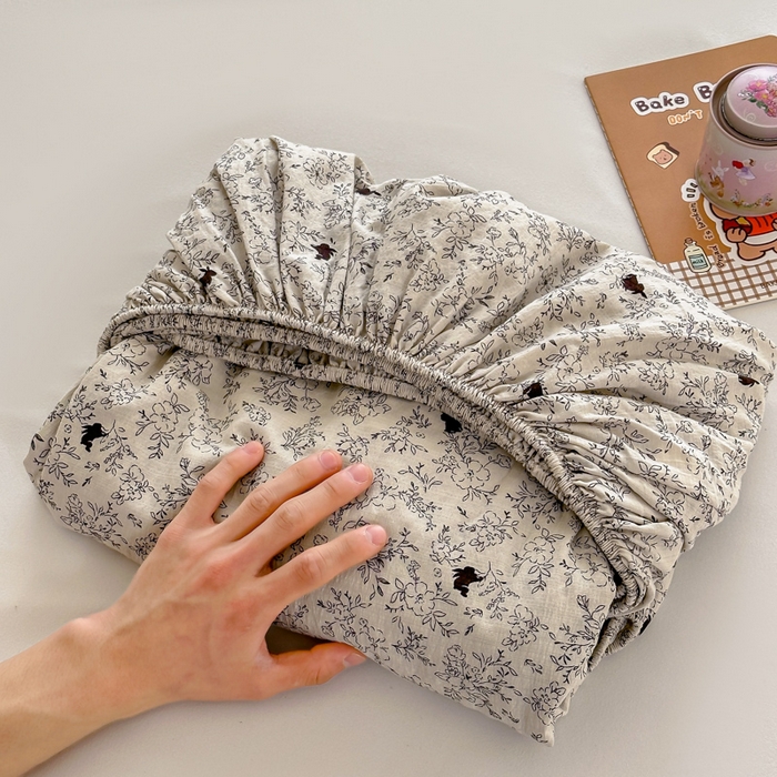 91家纺网 家纺一手货源 找家纺 温眠家纺 2025春夏新款云感棉双层纱床笠单床笠枕套三件套场景二 兔与晚风