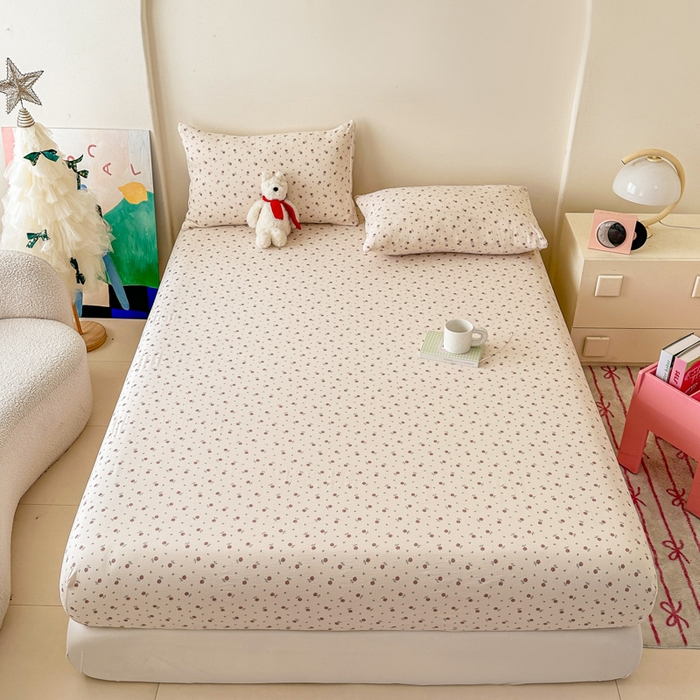 91家纺网 家纺一手货源 找家纺 温眠家纺 2025春夏新款云感棉双层纱床笠单床笠枕套三件套场景二 旧梦难续