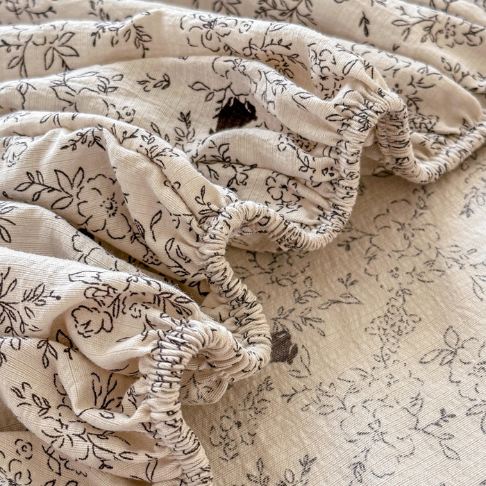 91家纺网 家纺一手货源 找家纺 温眠家纺 2025春夏新款云感棉双层纱床笠单床笠枕套三件套场景二 兔与晚风