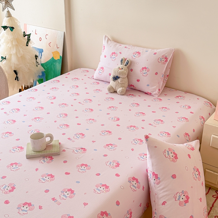 91家纺网 家纺一手货源 找家纺 温眠家纺 2025春夏新款云感棉双层纱床笠单床笠枕套三件套场景二 莓乐蒂