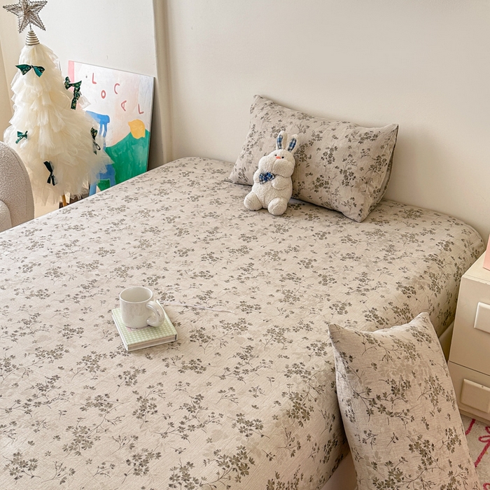 91家纺网 家纺一手货源 找家纺 温眠家纺 2025春夏新款云感棉双层纱床笠单床笠枕套三件套场景二 秋风萧瑟