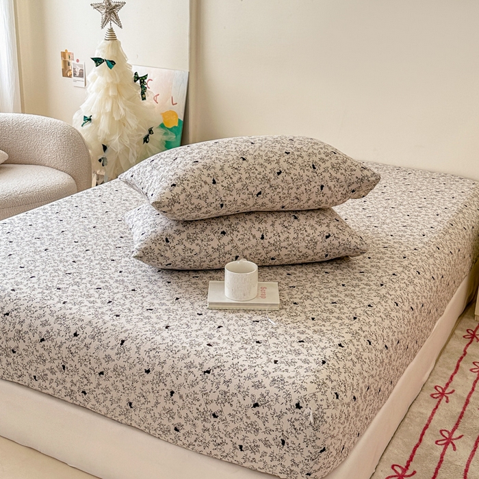 91家纺网 家纺一手货源 找家纺 温眠家纺 2025春夏新款云感棉双层纱床笠单床笠枕套三件套场景二 兔与晚风