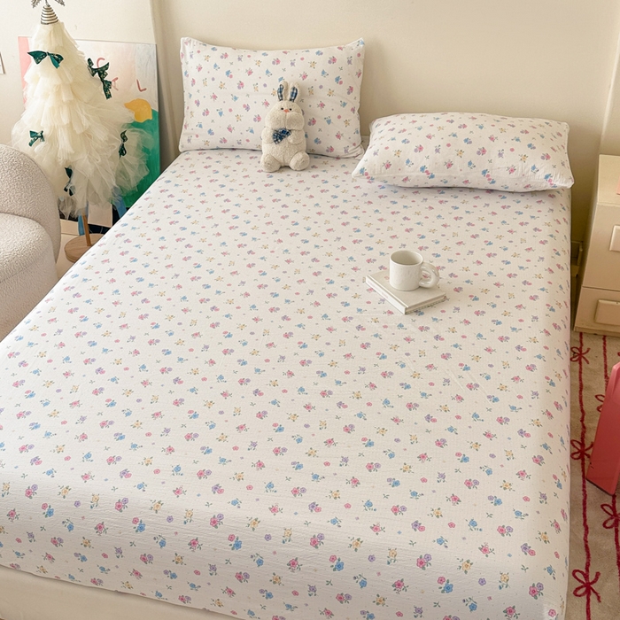 91家纺网 家纺一手货源 找家纺 温眠家纺 2025春夏新款云感棉双层纱床笠单床笠枕套三件套场景二 铃兰春信