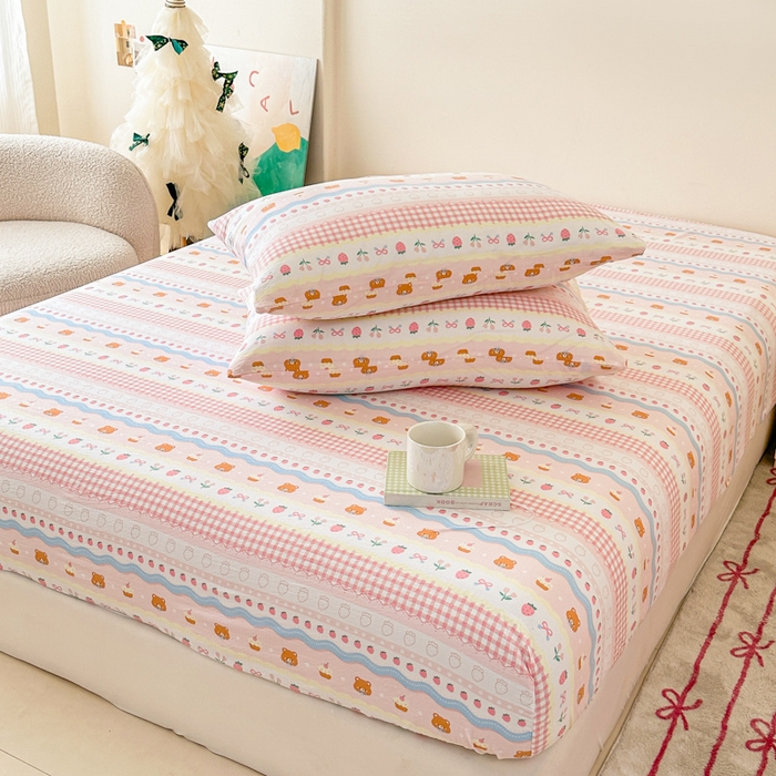 91家纺网 家纺一手货源 找家纺 温眠家纺 2025春夏新款云感棉双层纱床笠单床笠枕套三件套场景二 草莓蛋糕