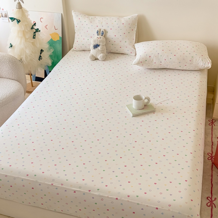 91家纺网 家纺一手货源 找家纺 温眠家纺 2025春夏新款云感棉双层纱床笠单床笠枕套三件套场景二 浪漫邂逅