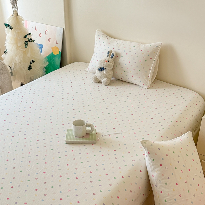 91家纺网 家纺一手货源 找家纺 温眠家纺 2025春夏新款云感棉双层纱床笠单床笠枕套三件套场景二 浪漫邂逅