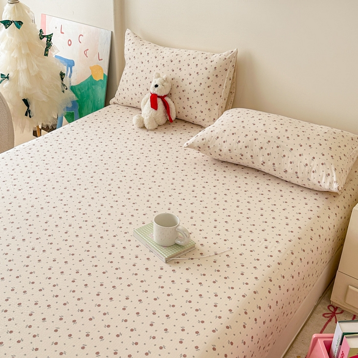 91家纺网 家纺一手货源 找家纺 温眠家纺 2025春夏新款云感棉双层纱床笠单床笠枕套三件套场景二 旧梦难续