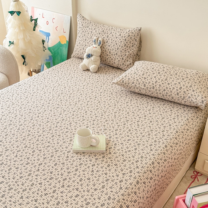 91家纺网 家纺一手货源 找家纺 温眠家纺 2025春夏新款云感棉双层纱床笠单床笠枕套三件套场景二 失约温柔