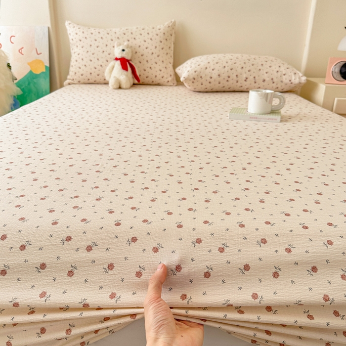 91家纺网 家纺一手货源 找家纺 温眠家纺 2025春夏新款云感棉双层纱床笠单床笠枕套三件套场景二 旧梦难续