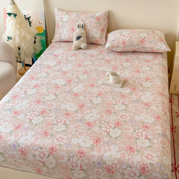 91家纺网 家纺一手货源 找家纺 温眠家纺 2025春夏新款云感棉双层纱床笠单床笠枕套三件套场景二 国色芳华