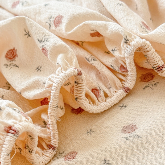 91家纺网 家纺一手货源 找家纺 温眠家纺 2025春夏新款云感棉双层纱床笠单床笠枕套三件套场景二 旧梦难续