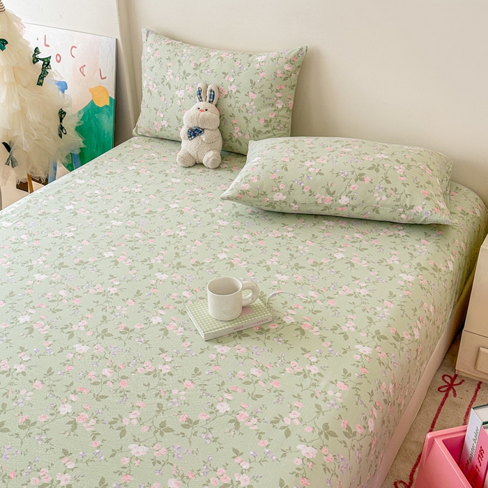 91家纺网 家纺一手货源 找家纺 温眠家纺 2025春夏新款云感棉双层纱床笠单床笠枕套三件套场景二 木槿绿