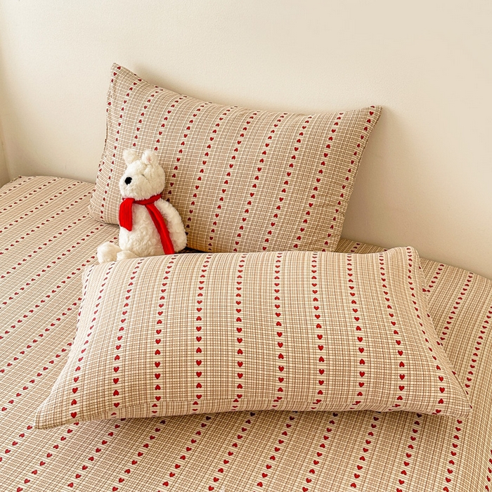 91家纺网 家纺一手货源 找家纺 温眠家纺 2025春夏新款云感棉双层纱床笠单床笠枕套三件套场景二 相思红豆