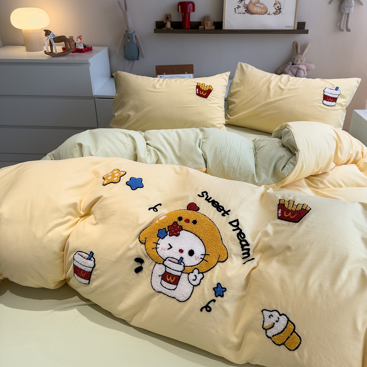 91家纺网 家纺一手货源 找家纺 曼谷家纺 2026新款卡通水洗棉毛巾绣四件套被套 可乐薯条-蜜黄豆绿