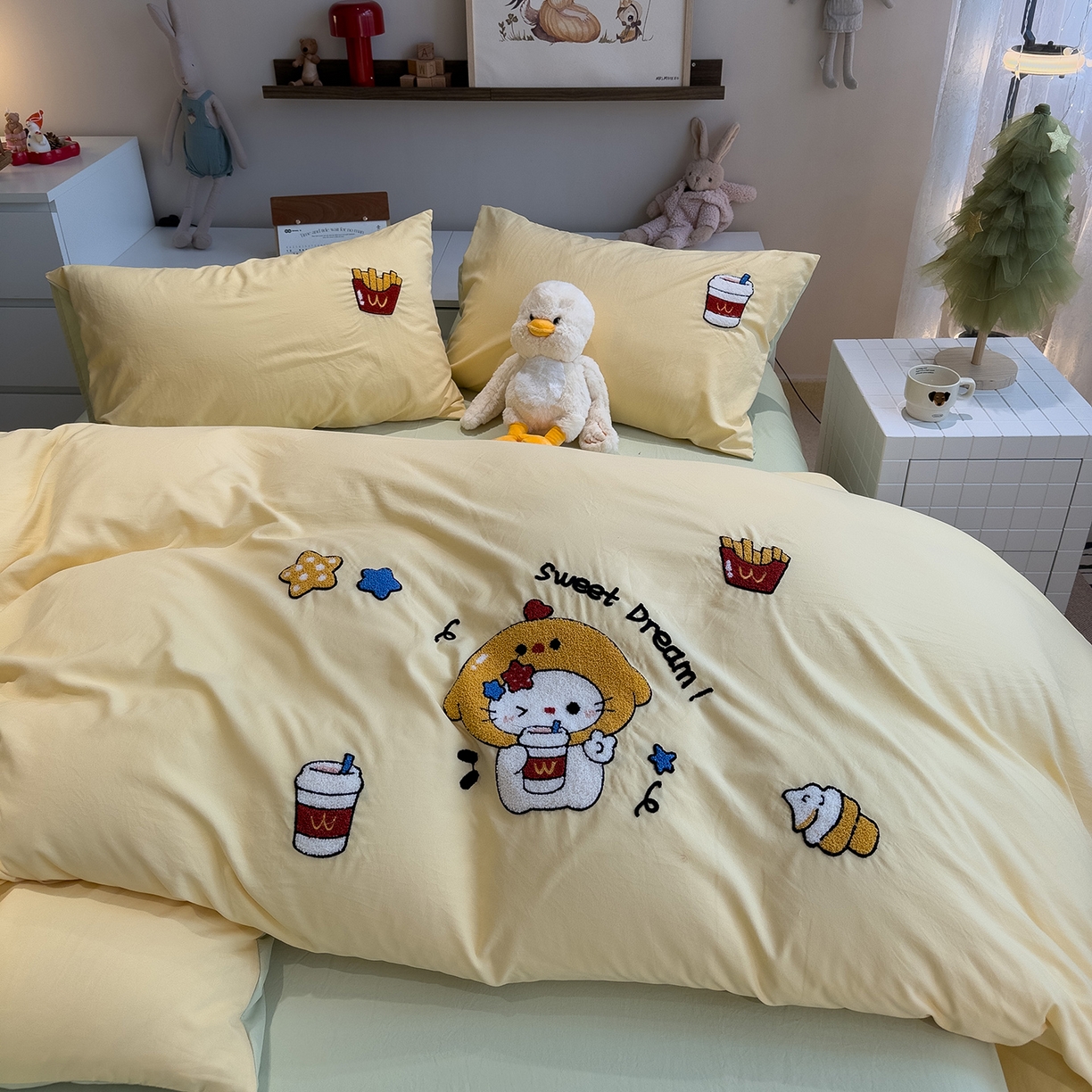 91家纺网 家纺一手货源 找家纺 曼谷家纺 2026新款卡通水洗棉毛巾绣四件套被套 可乐薯条-蜜黄豆绿