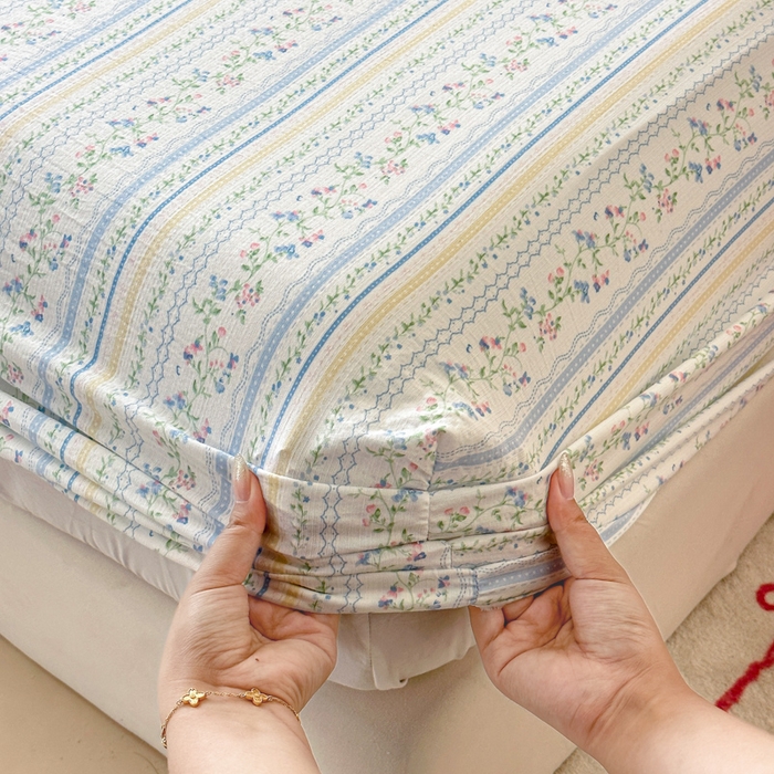 91家纺网 家纺一手货源 找家纺 温眠家纺 2025春夏新款云感棉双层纱床笠单床笠枕套三件套场景二 洛克庄园