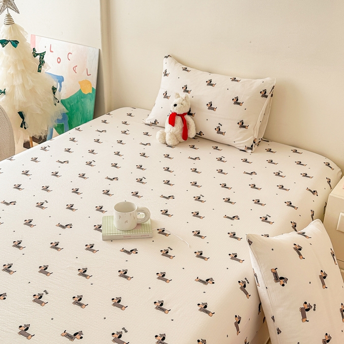 91家纺网 家纺一手货源 找家纺 温眠家纺 2025春夏新款云感棉双层纱床笠单床笠枕套三件套场景二 腊肠狗